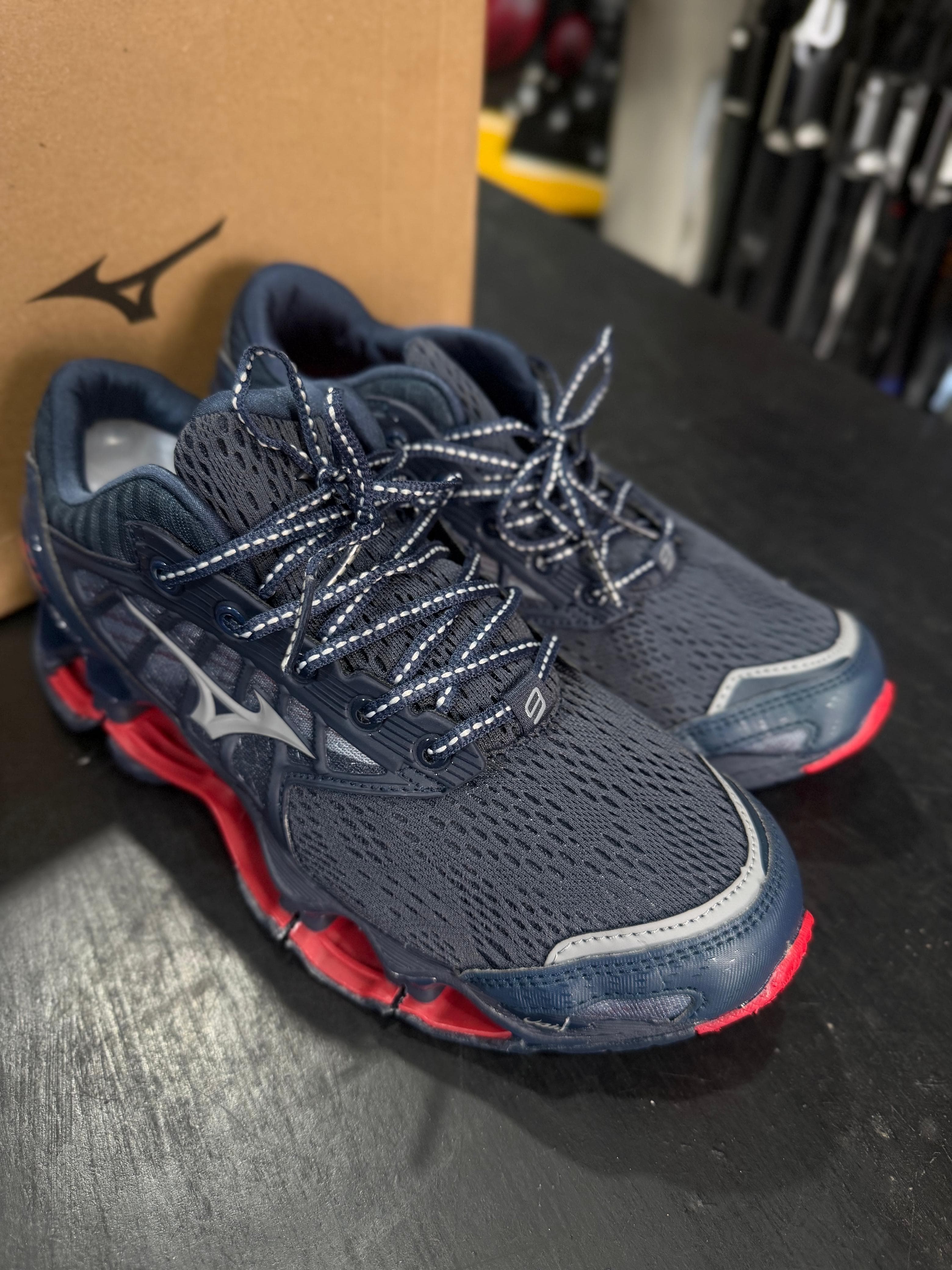 Tênis Mizuno Azul Marinho com Solado Vermelho