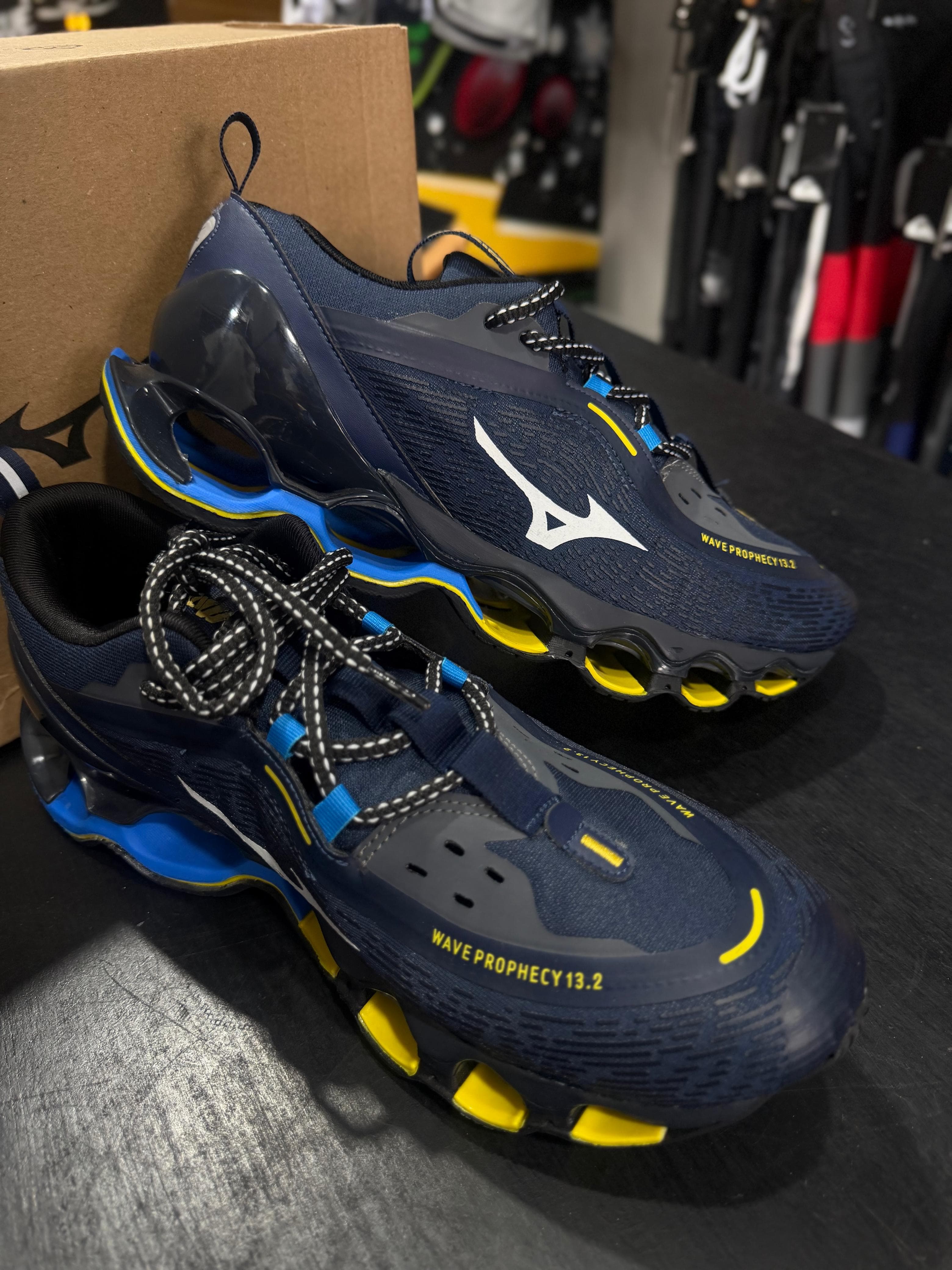 Tênis Mizuno Wave Prophecy 13.2 Azul Marinho com Amarelo