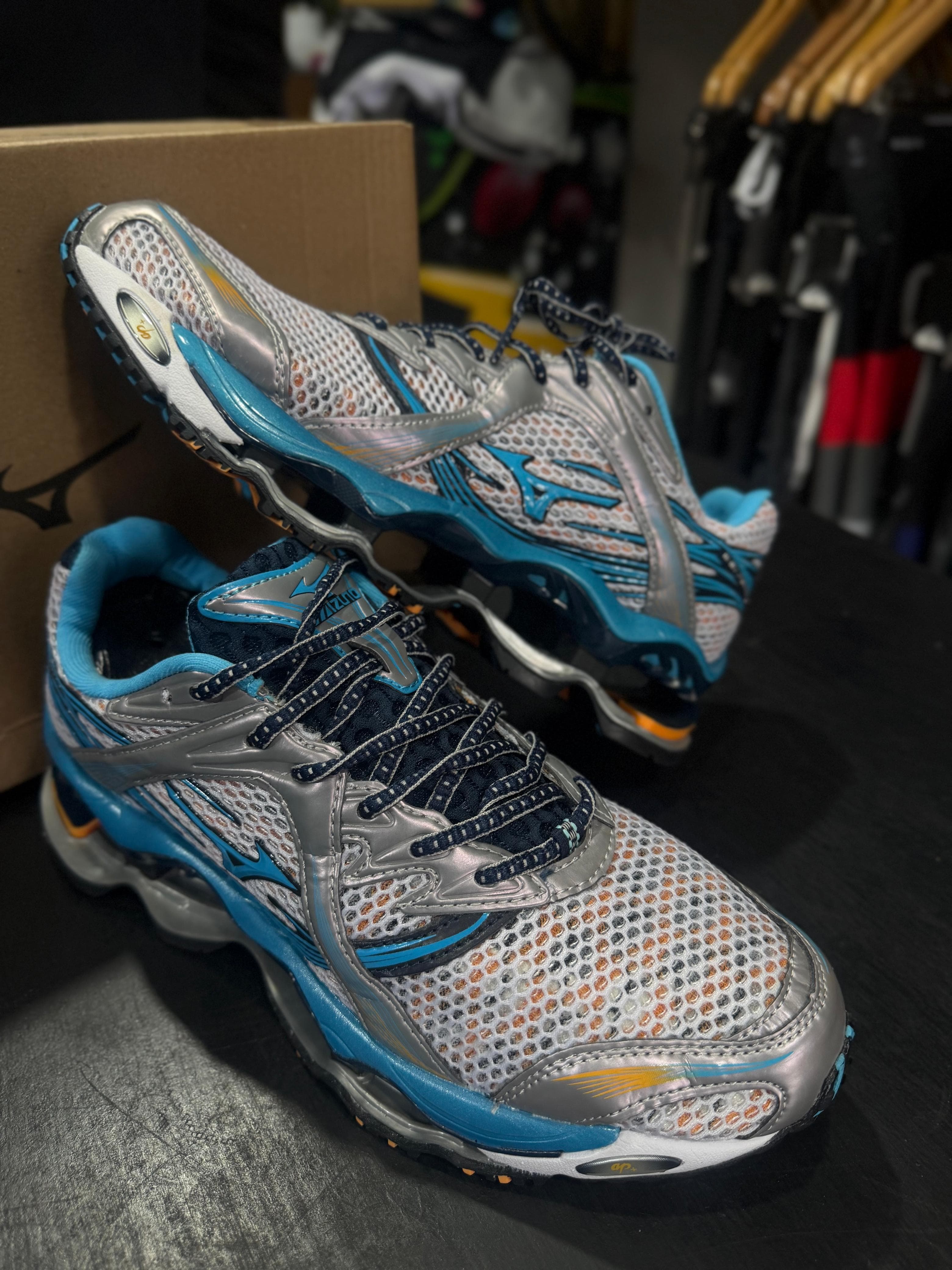 Tênis Mizuno Branco, Prata e Azul com Amortecimento Wave
