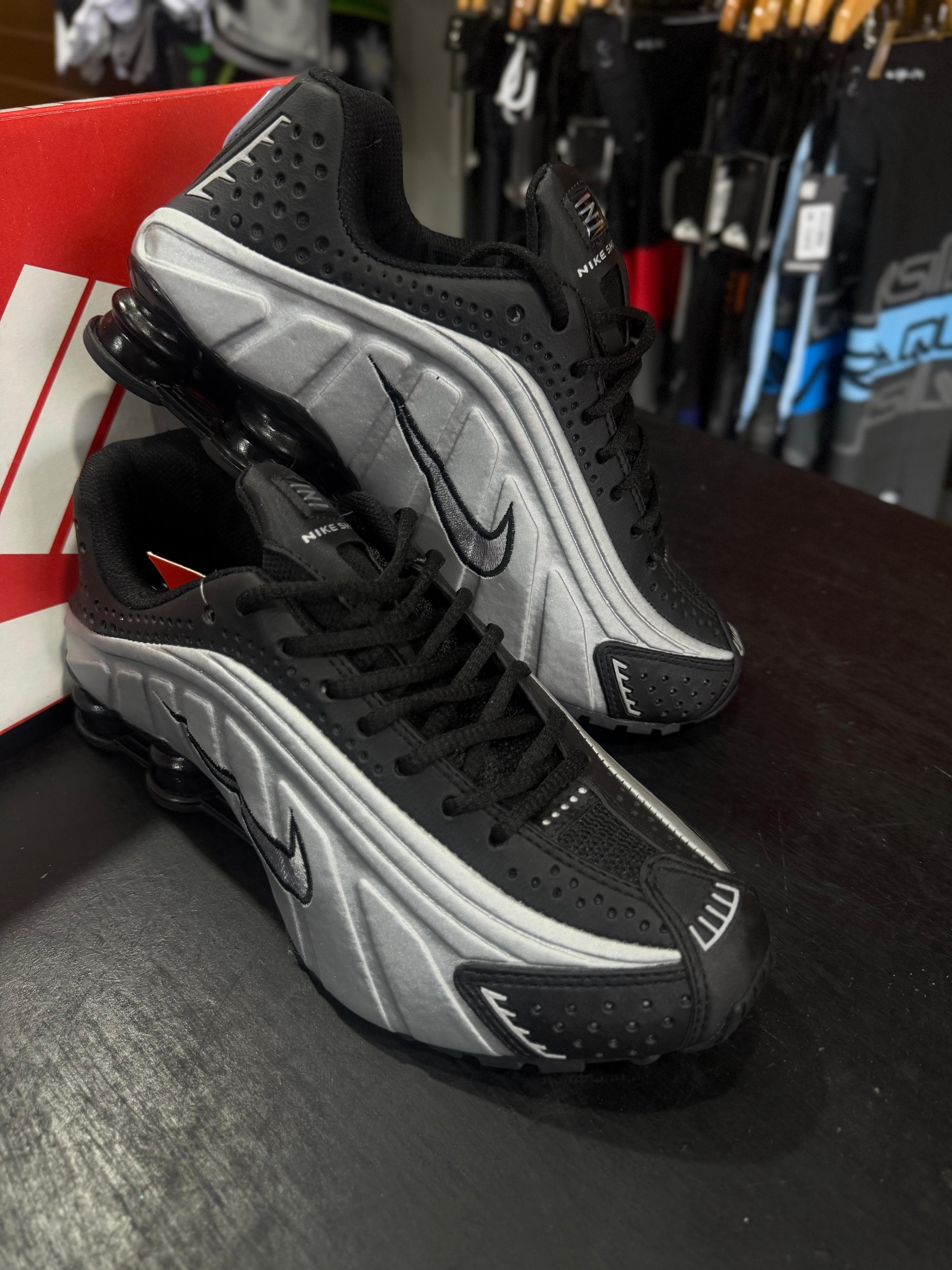 Tênis Nike Shox R4 Preto com Prata
