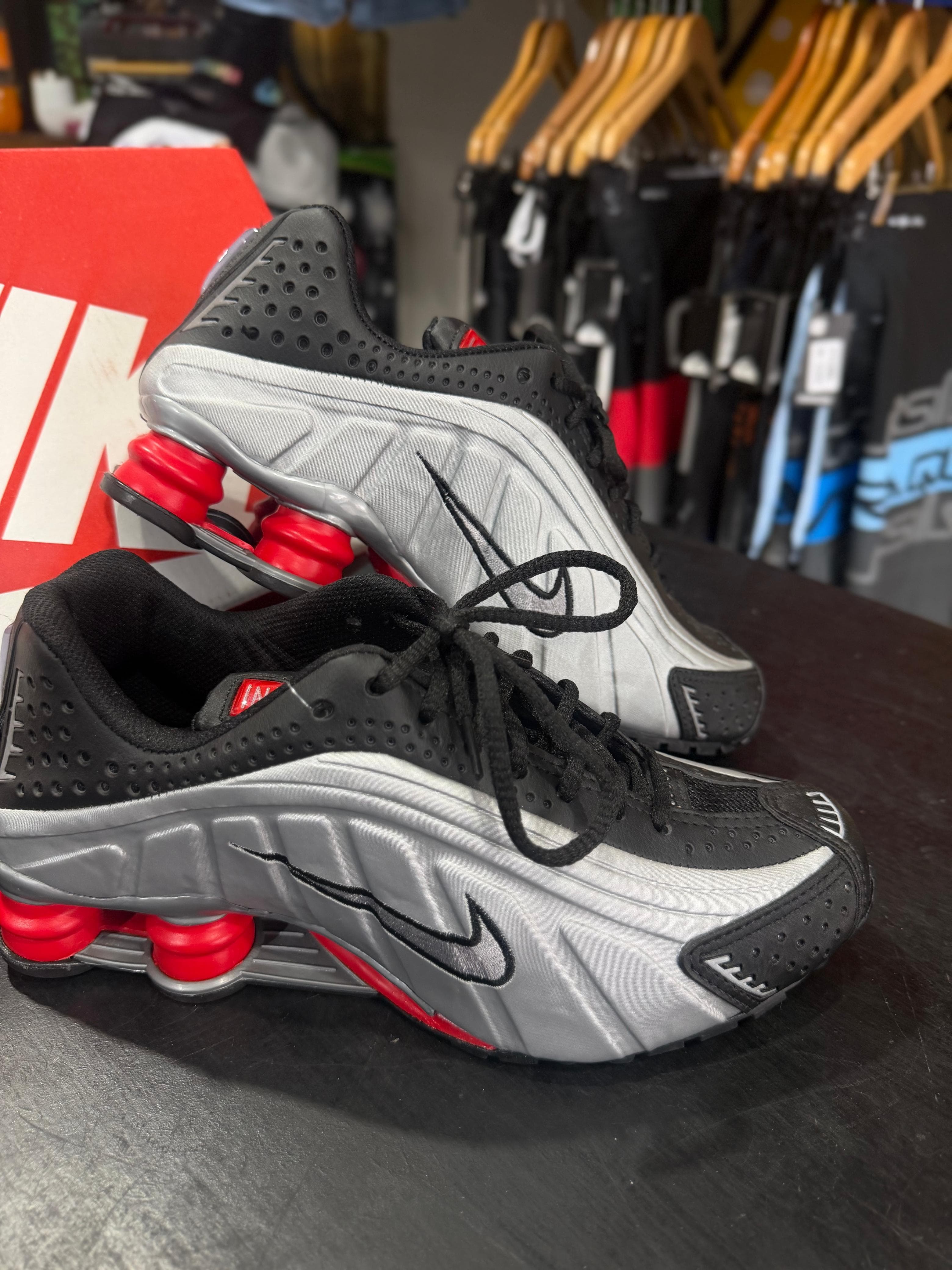 Tênis Nike Shox R4 Prata com Preto e Detalhes Vermelhos