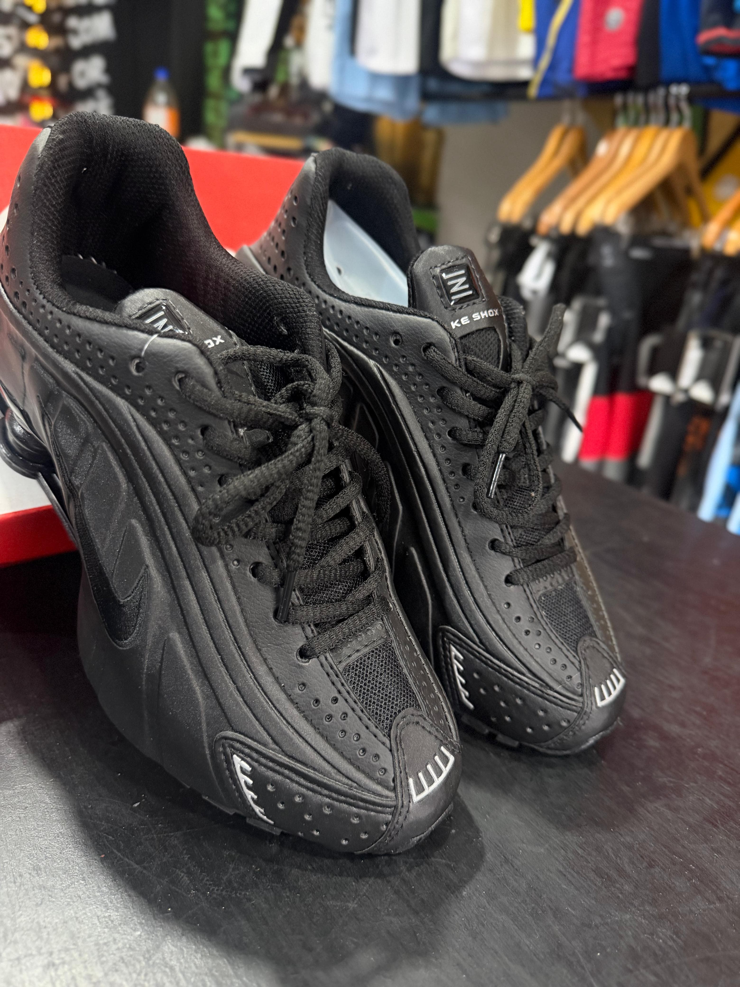 Tênis Nike Shox R4 All Black