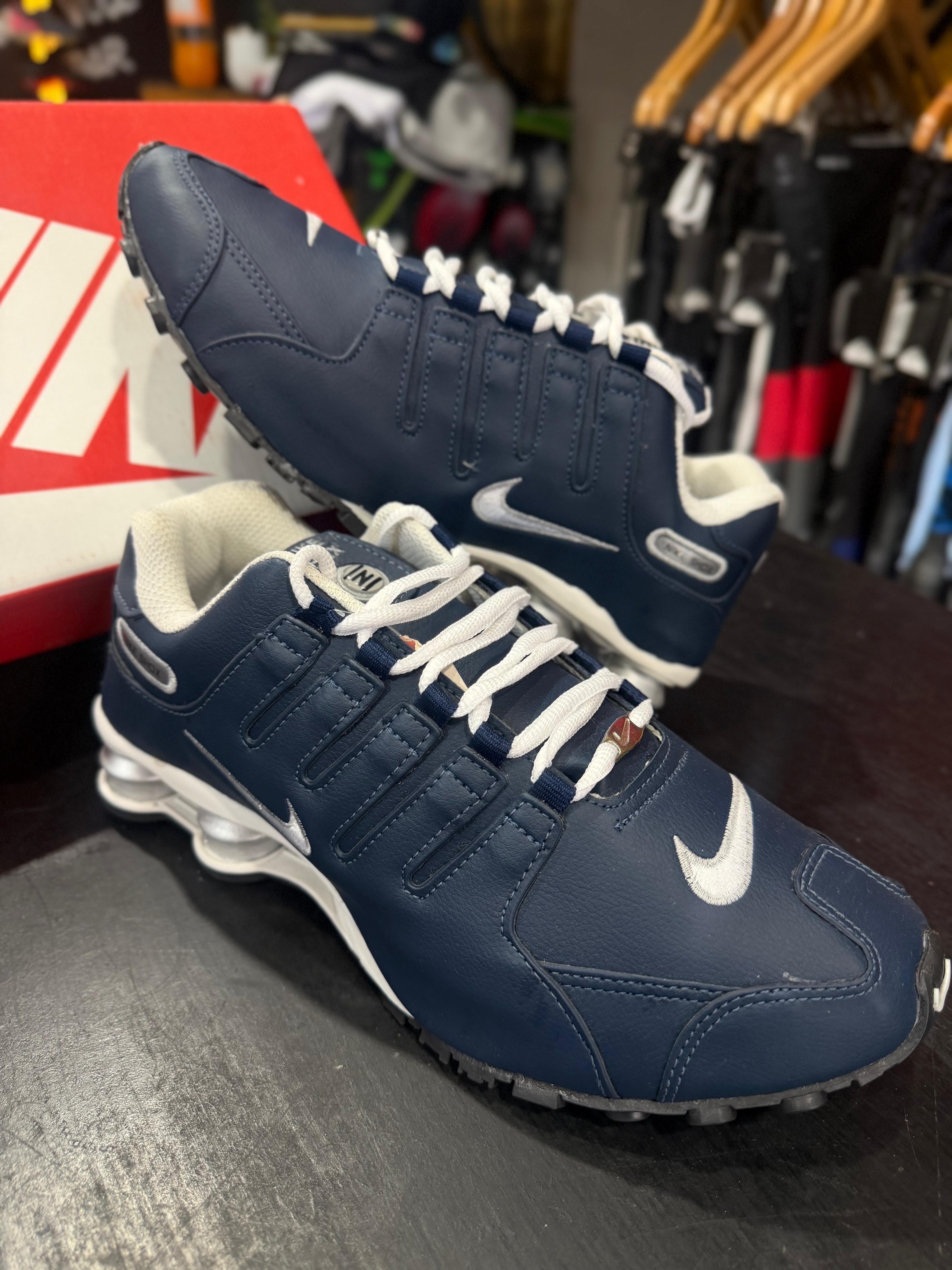 Tênis Nike Shox TL Azul Marinho com Detalhes Brancos