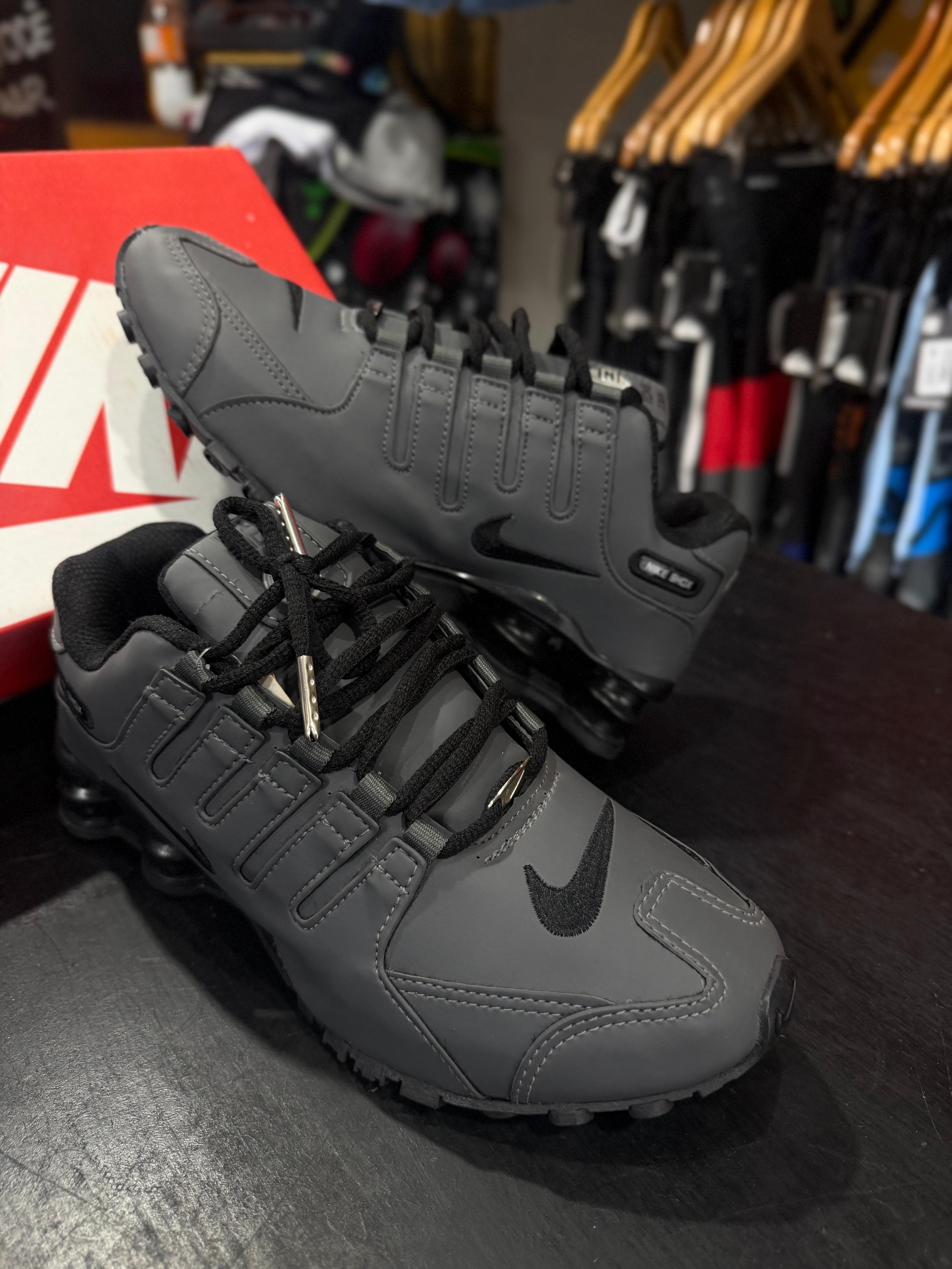 Tênis Nike Shox TL Cinza Chumbo com Preto