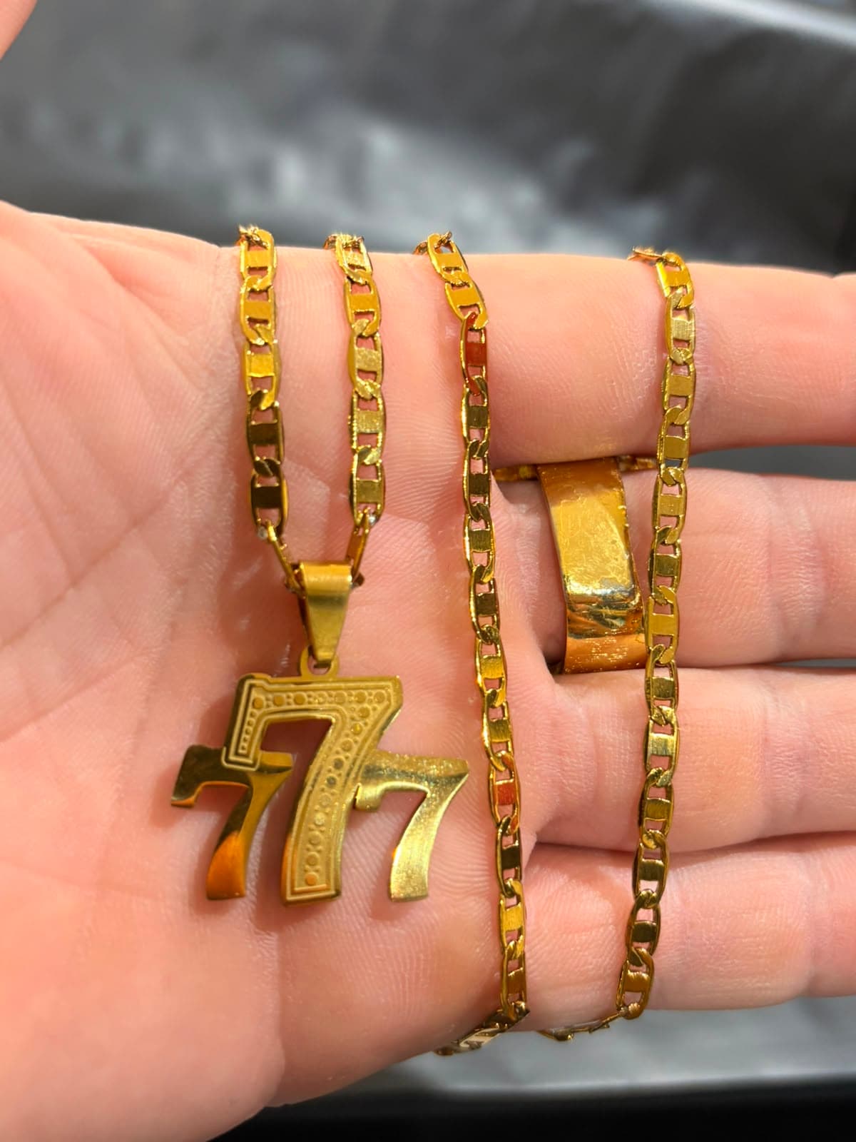 Cordão Dourado com Pingente Número 77