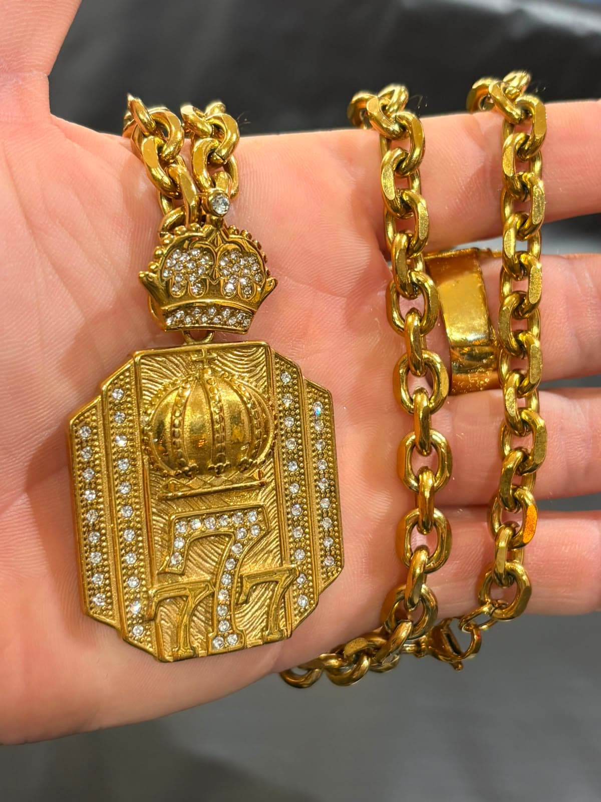 Cordão Dourado com Pingente Placa Coroa e Número 77 Cravejado