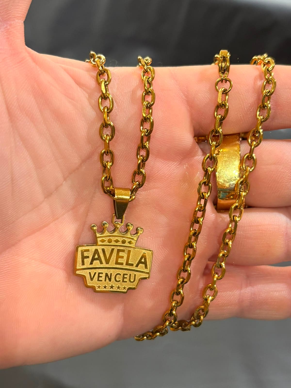 Cordão Dourado com Pingente Placa Favela Venceu e Coroa