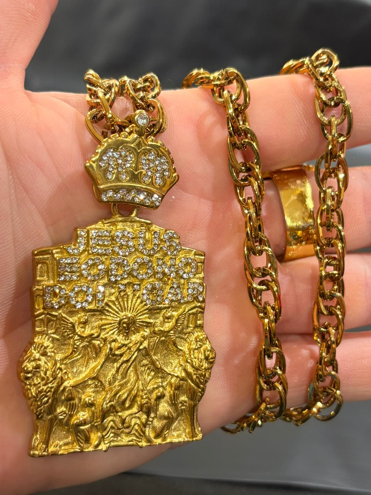 Cordão Dourado com Pingente Placa Jesus É O Dono Do Lugar Cravejado