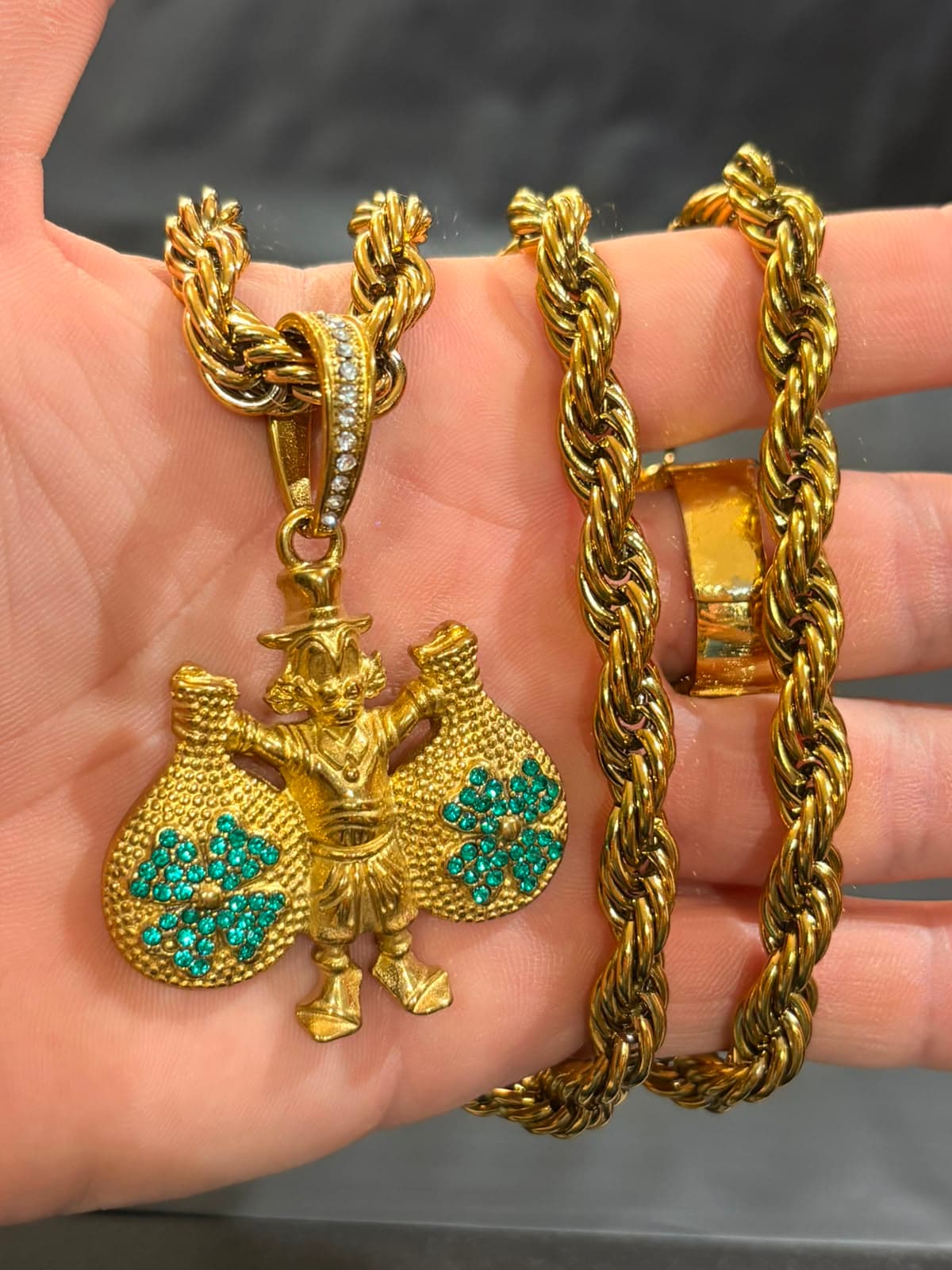 Cordão Dourado Tipo Cordão Baiano com Pingente Tio Patinhas Segurando Sacos de Dinheiro com Pedras Verdes
