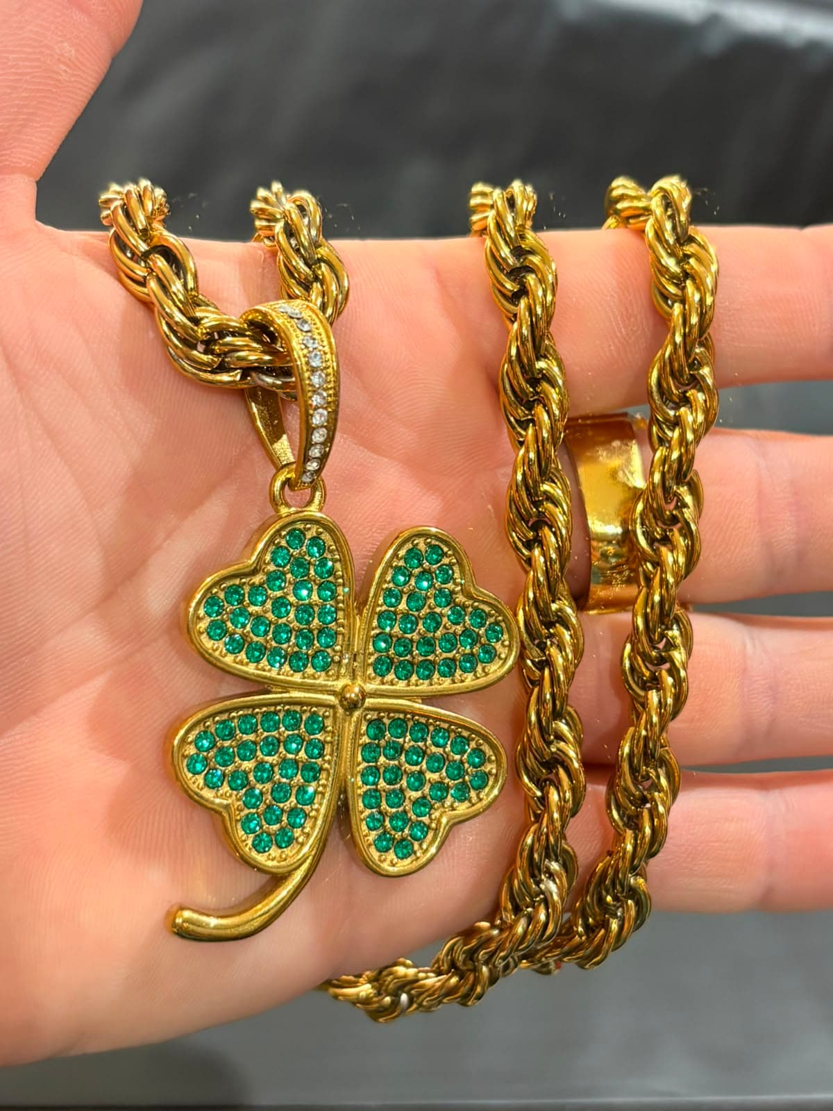 Cordão Dourado Tipo Cordão Baiano com Pingente Trevo de Quatro Folhas Pedras Verdes
