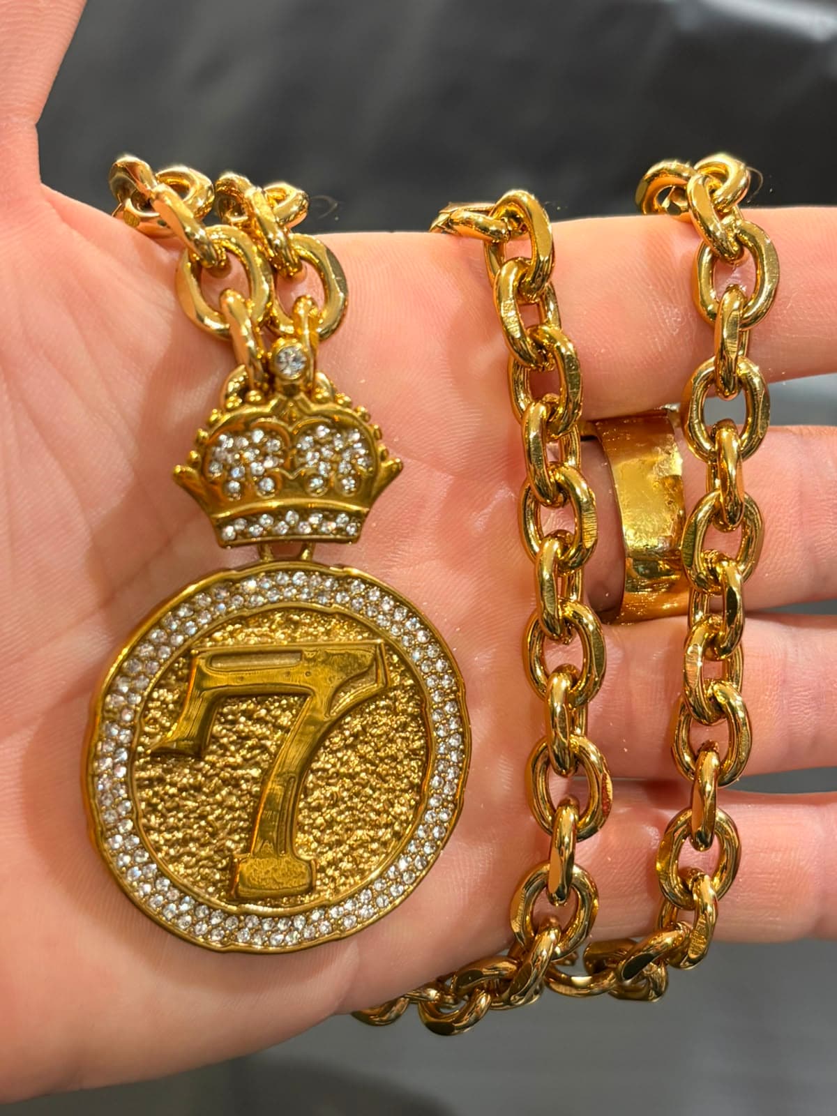 Cordão Dourado com Pingente Medalha Número 7 e Coroa Cravejados