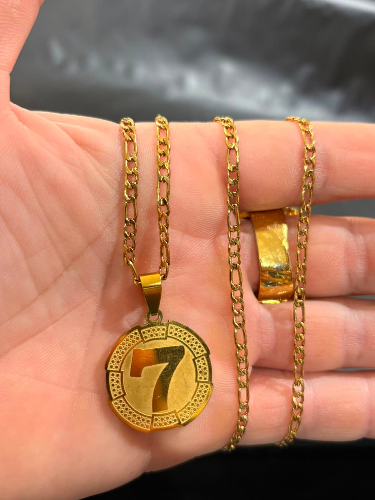 Cordão Dourado com Pingente Medalha Número 7
