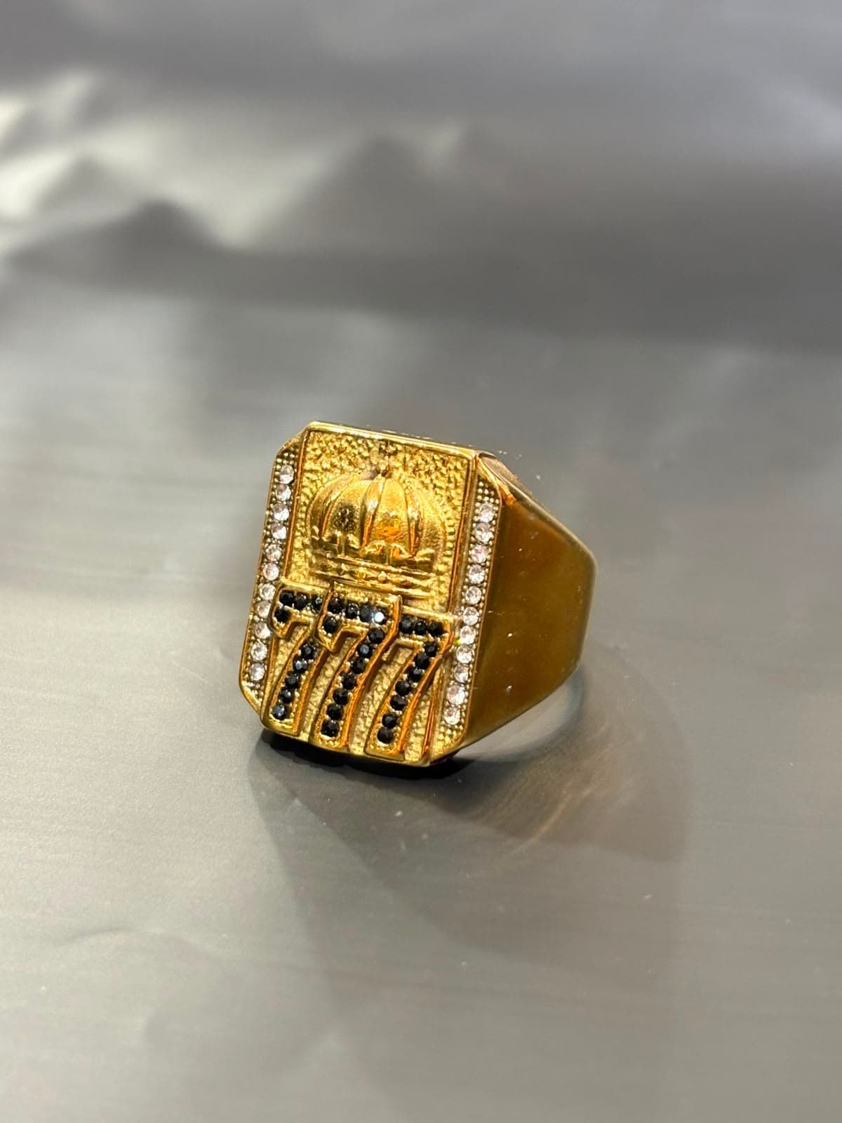Anel Dourado com Coroa e Número 77 Cravejados com Pedras Pretas e Brancas