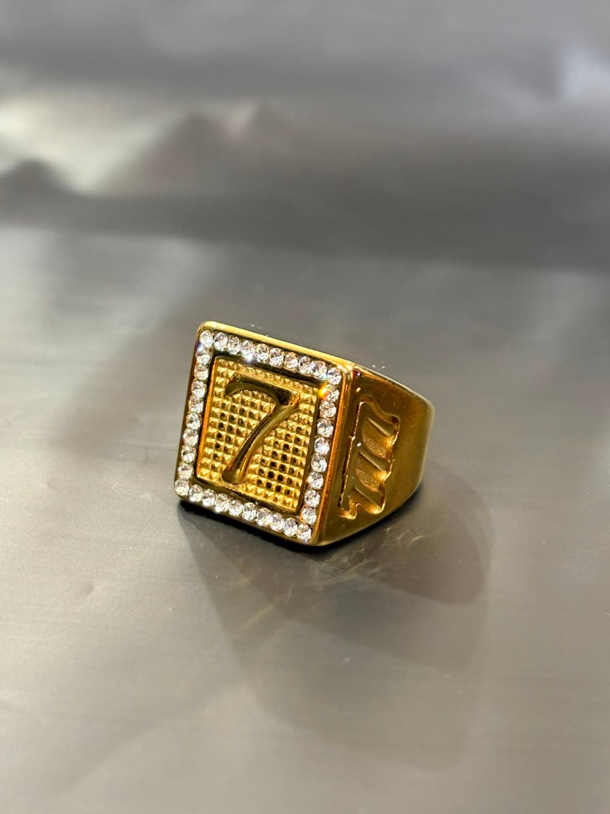 Anel Dourado com Medalha Quadrada Número 7 Cravejado com Pedras Brancas