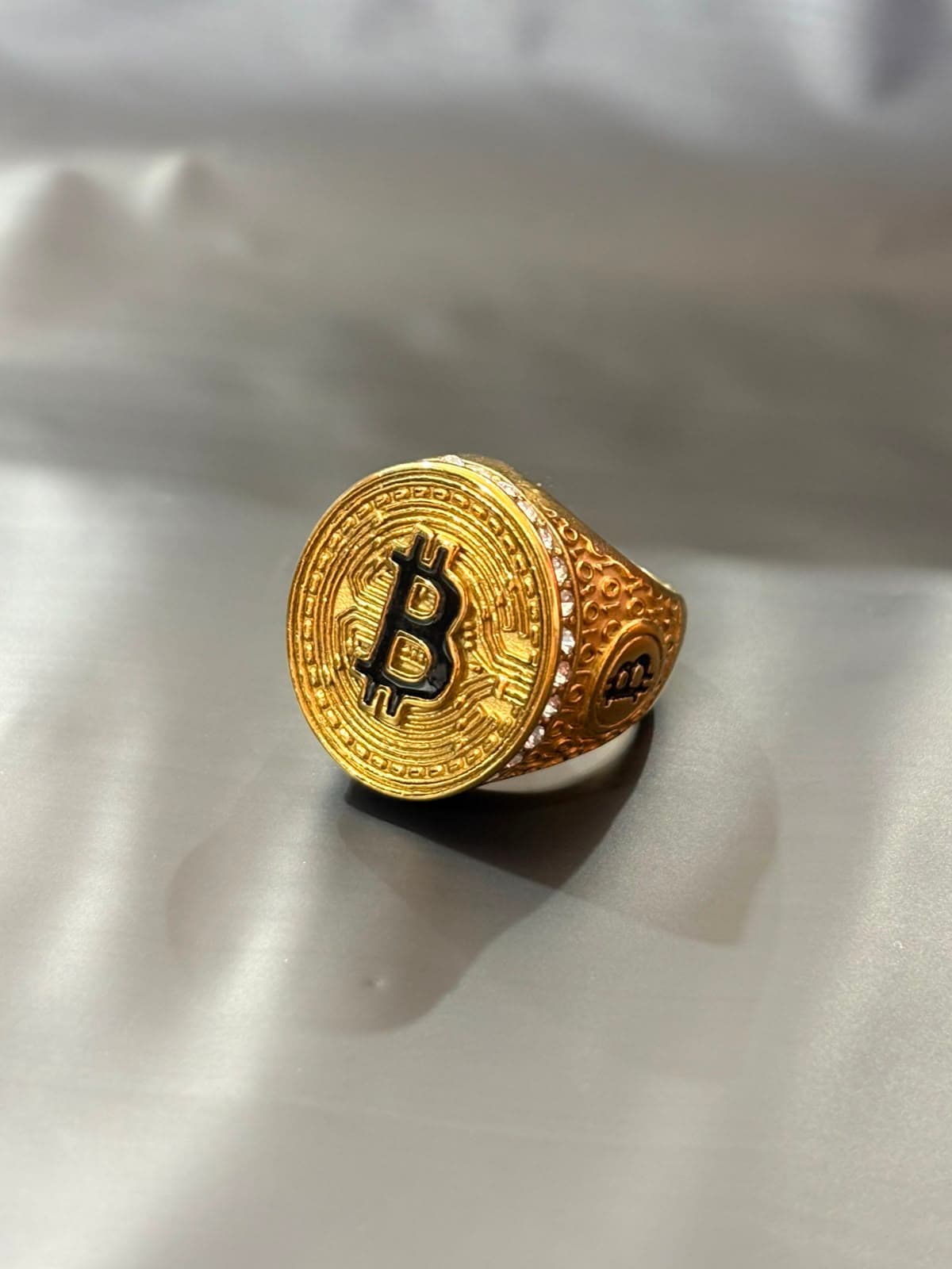 Anel Dourado com Símbolo Bitcoin e Detalhes Cravejados