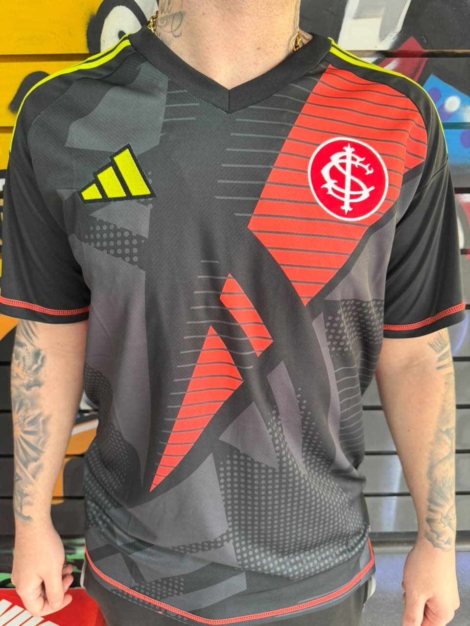 Camisa Preta e Cinza Internacional Estampada com Detalhes Vermelhos e Amarelos