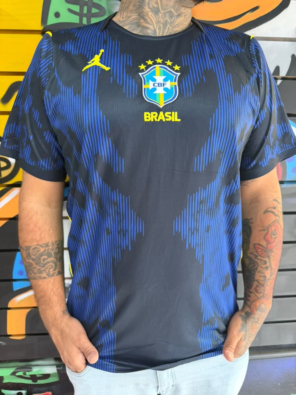Camisa Preta Brasil com Detalhes Azuis e Amarelos