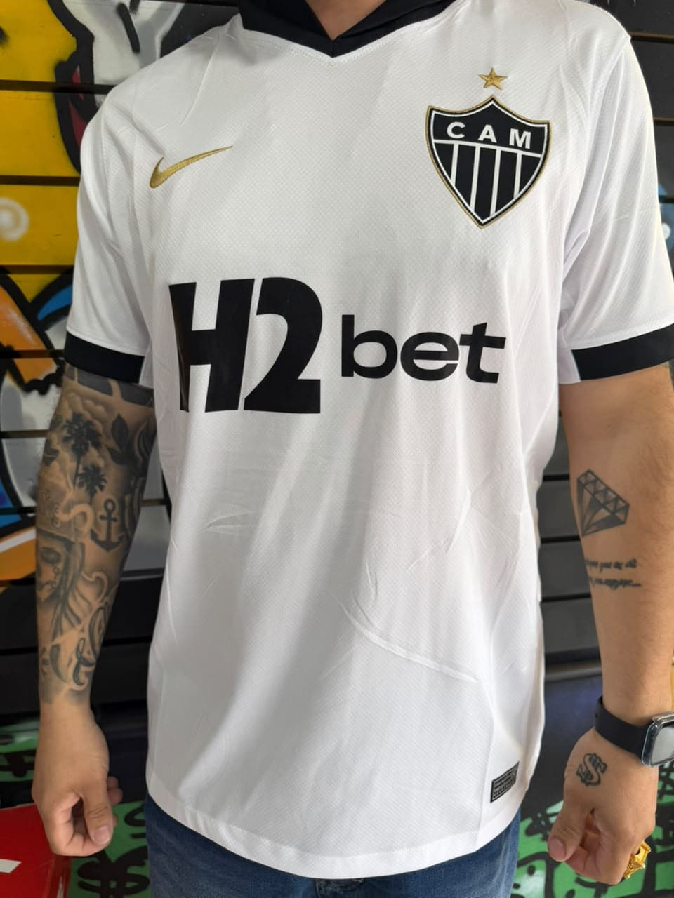 Camisa Branca Atlético Mineiro H2bet com Detalhes Pretos