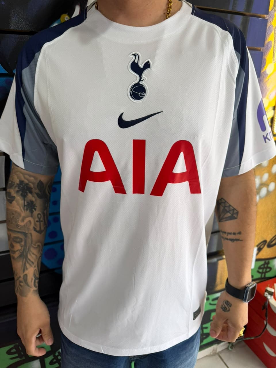 Camisa Branca Tottenham Hotspur AIA com Detalhes Azuis