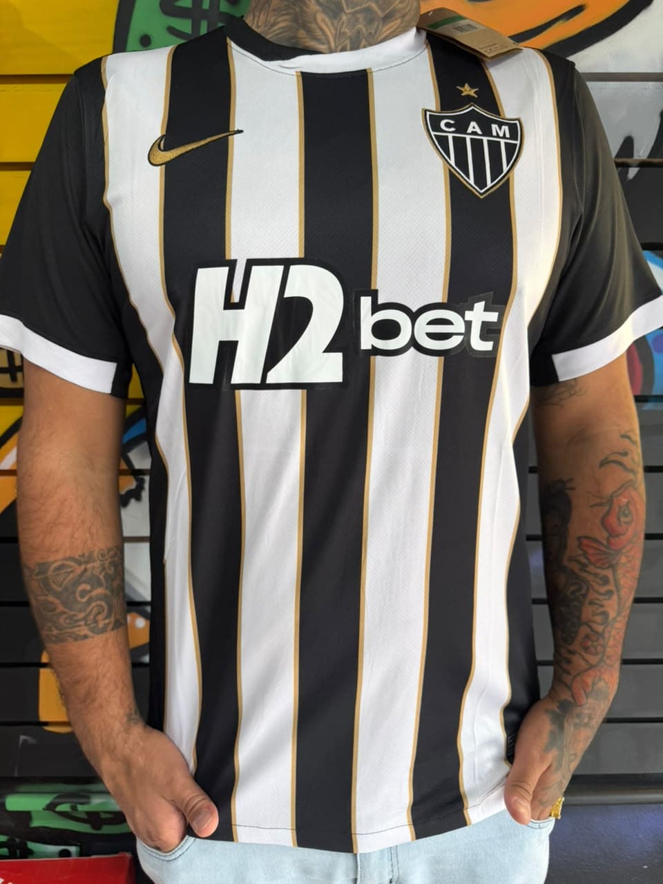 Camisa Listrada Atlético Mineiro H2bet Preta e Branca