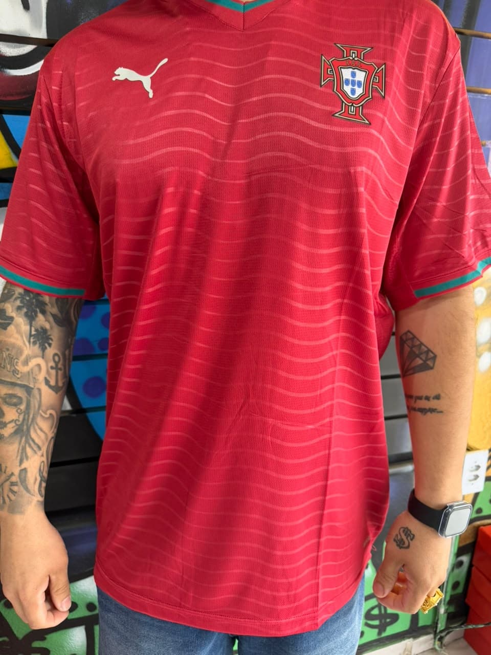 Camisa Vermelha Portugal Listrada com Detalhes Verdes