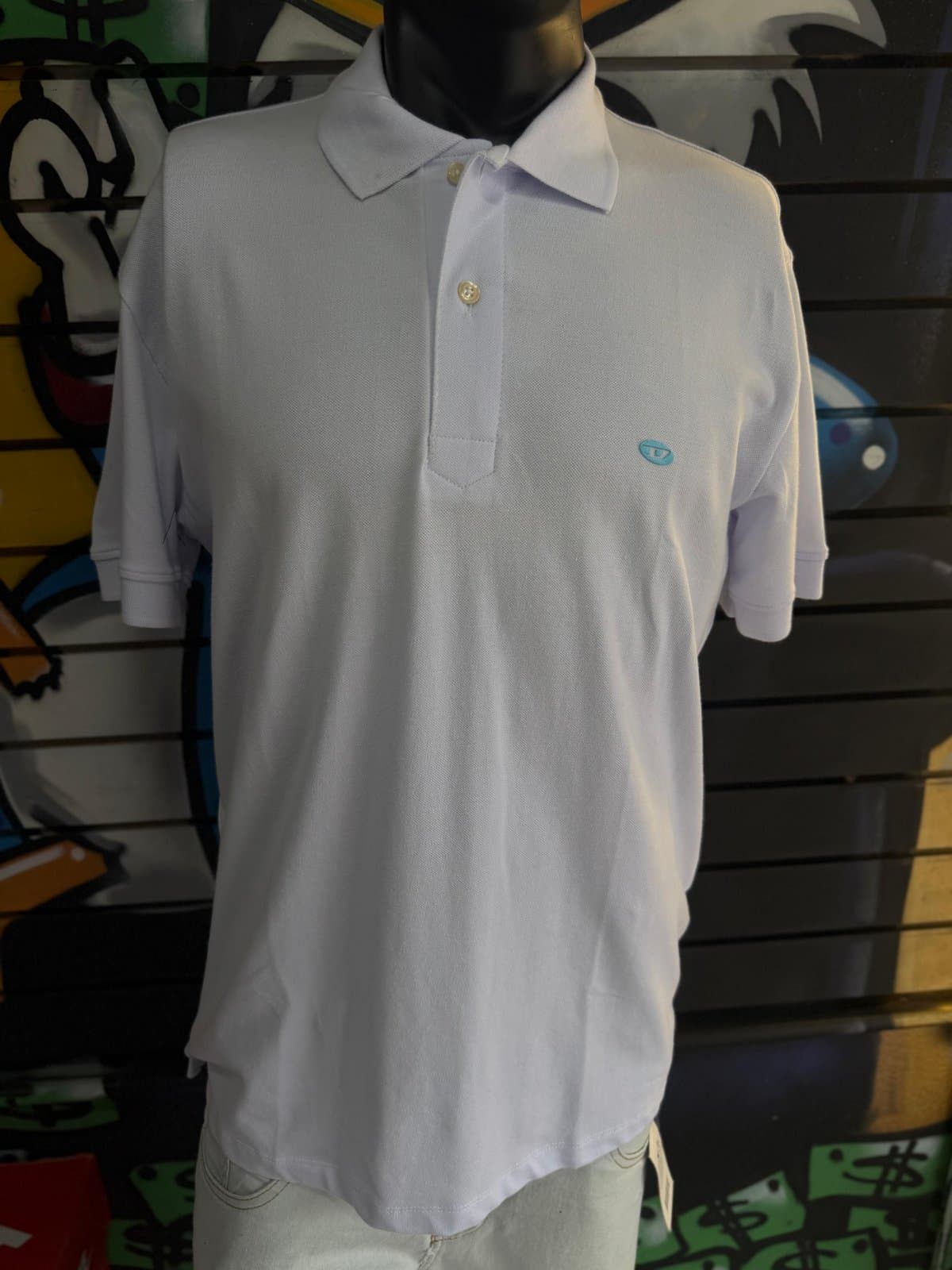 Camisa Polo Branca Lisa com Logotipo Oval Azul no Peito