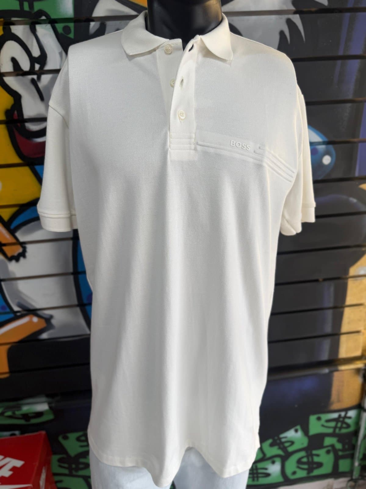 Camisa Polo Branca Off-White com Detalhe de Logo em Relevo no Peito