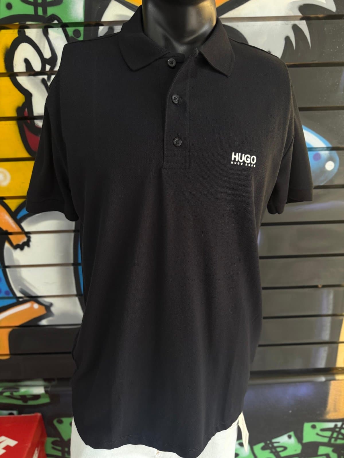 Camisa Polo Preta Lisa com Logotipo Branco no Peito