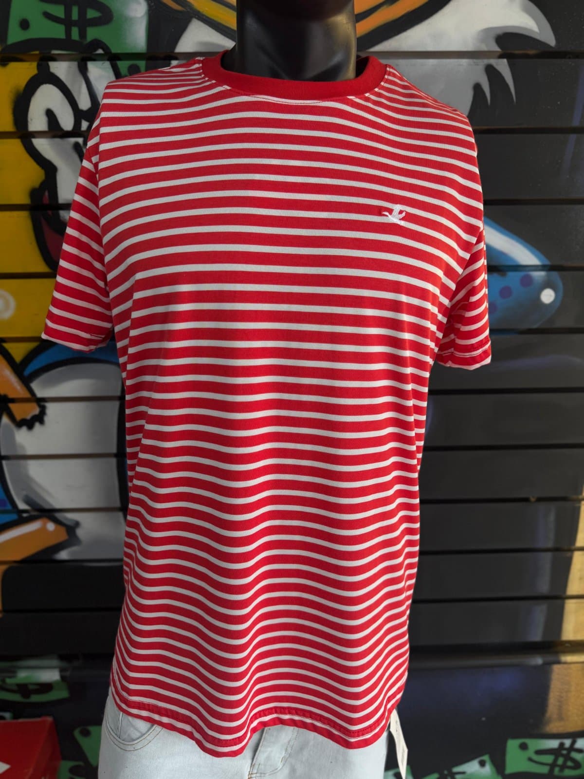 Camisa Listrada Vermelha e Branca com Pequeno Logotipo no Peito