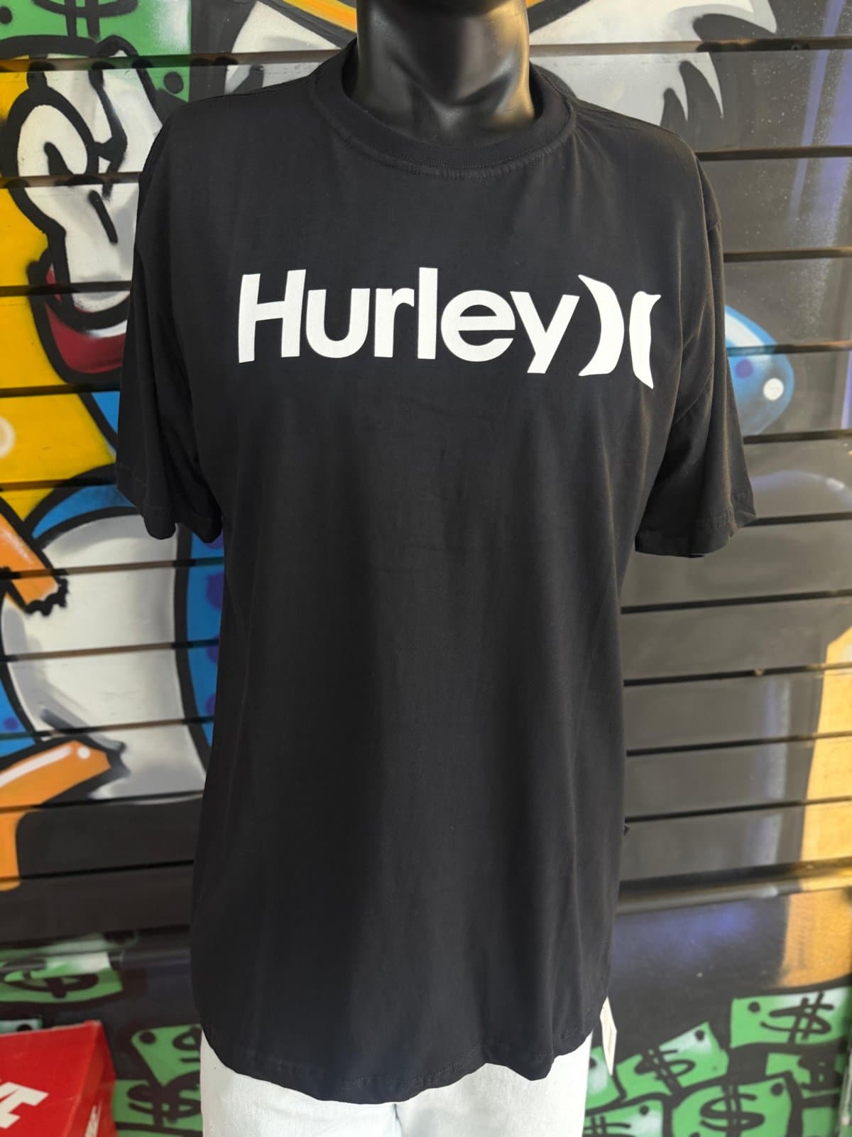 Camisa Preta com Grande Logotipo Branco no Peito