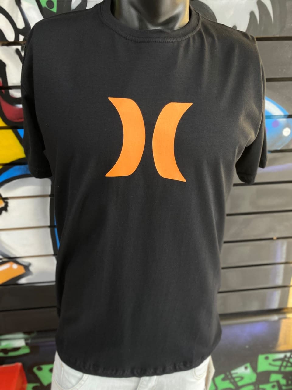 Camisa Preta com Logotipo Laranja no Peito
