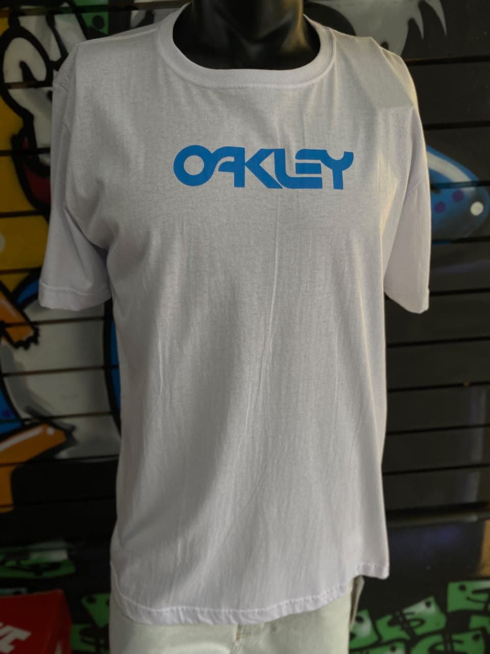 Camisa Branca com Logotipo Azul Médio no Peito