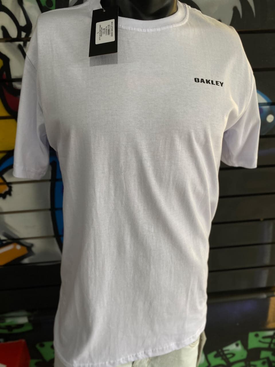 Camisa Branca Lisa com Pequeno Logotipo Preto no Peito