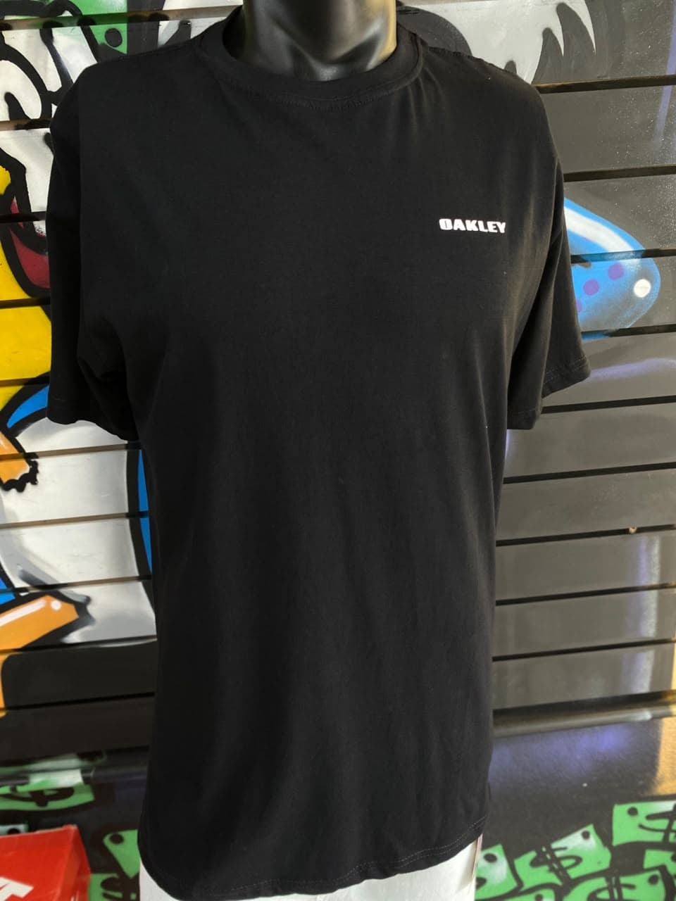 Camisa Preta Lisa com Pequeno Logotipo Branco no Peito