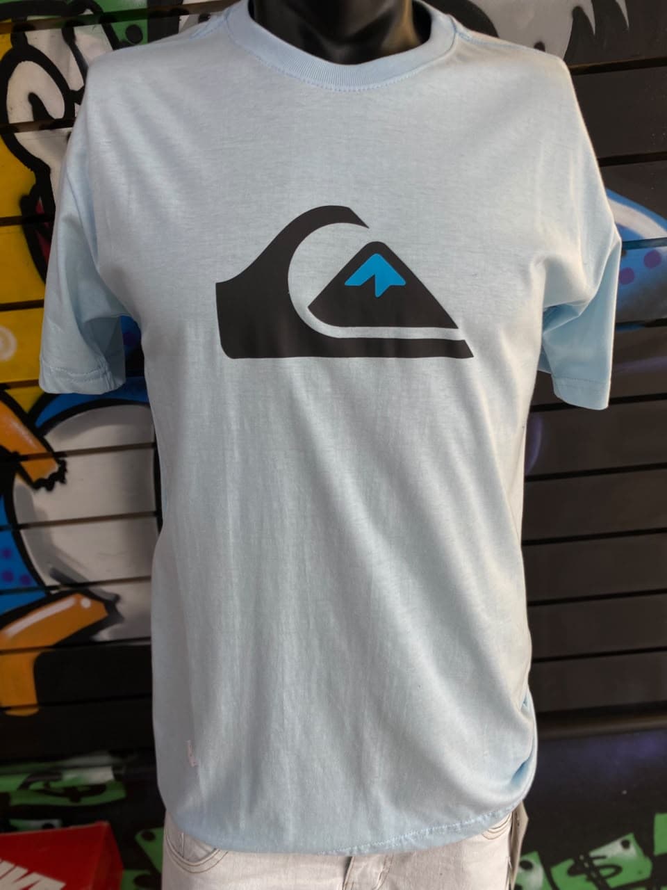 Camisa Azul Claro com Logotipo Preto e Azul