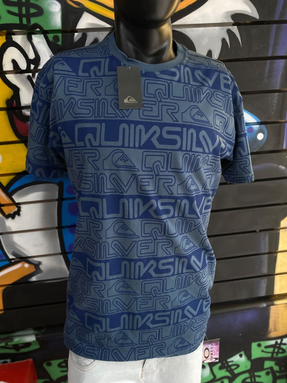 Camisa Azul com Estampa Total de Logotipos e Nomes Quiksilver