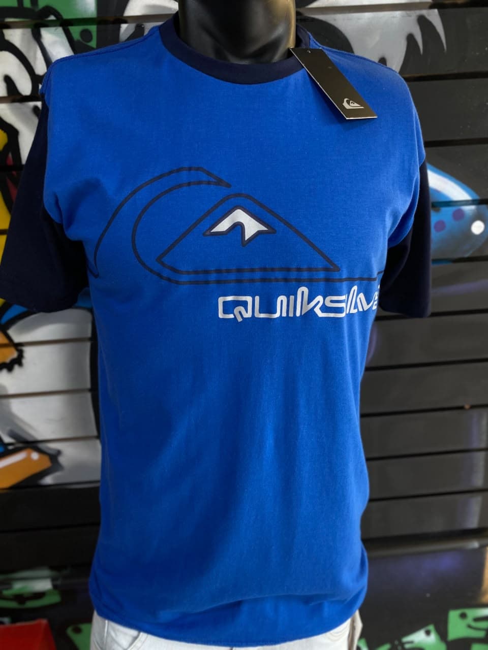 Camisa Azul com Mangas Escuras e Logotipo Grande Preto e Branco