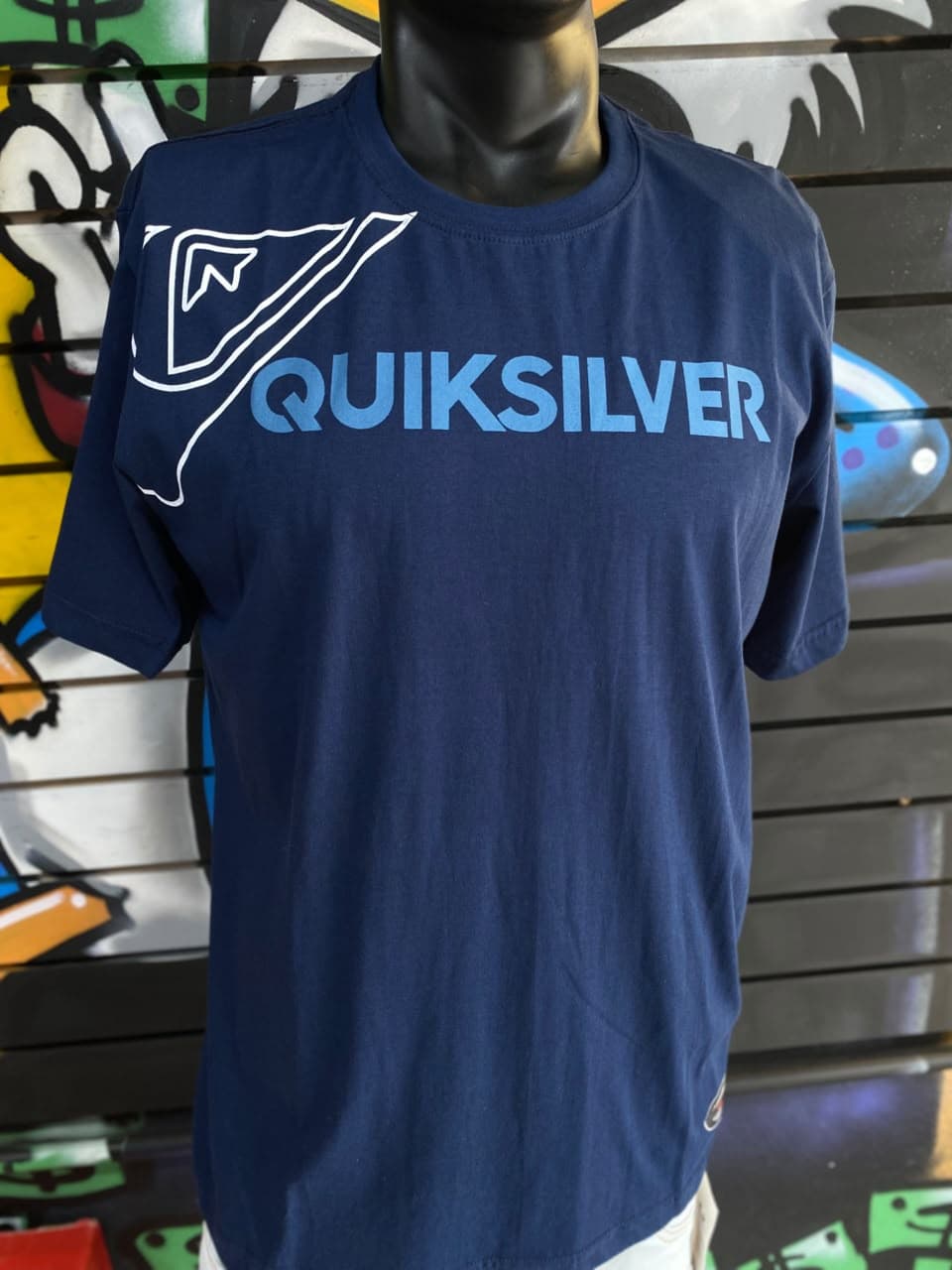 Camisa Azul Escuro com Estampa de Logotipo em Contorno Branco e Nome Azul Claro