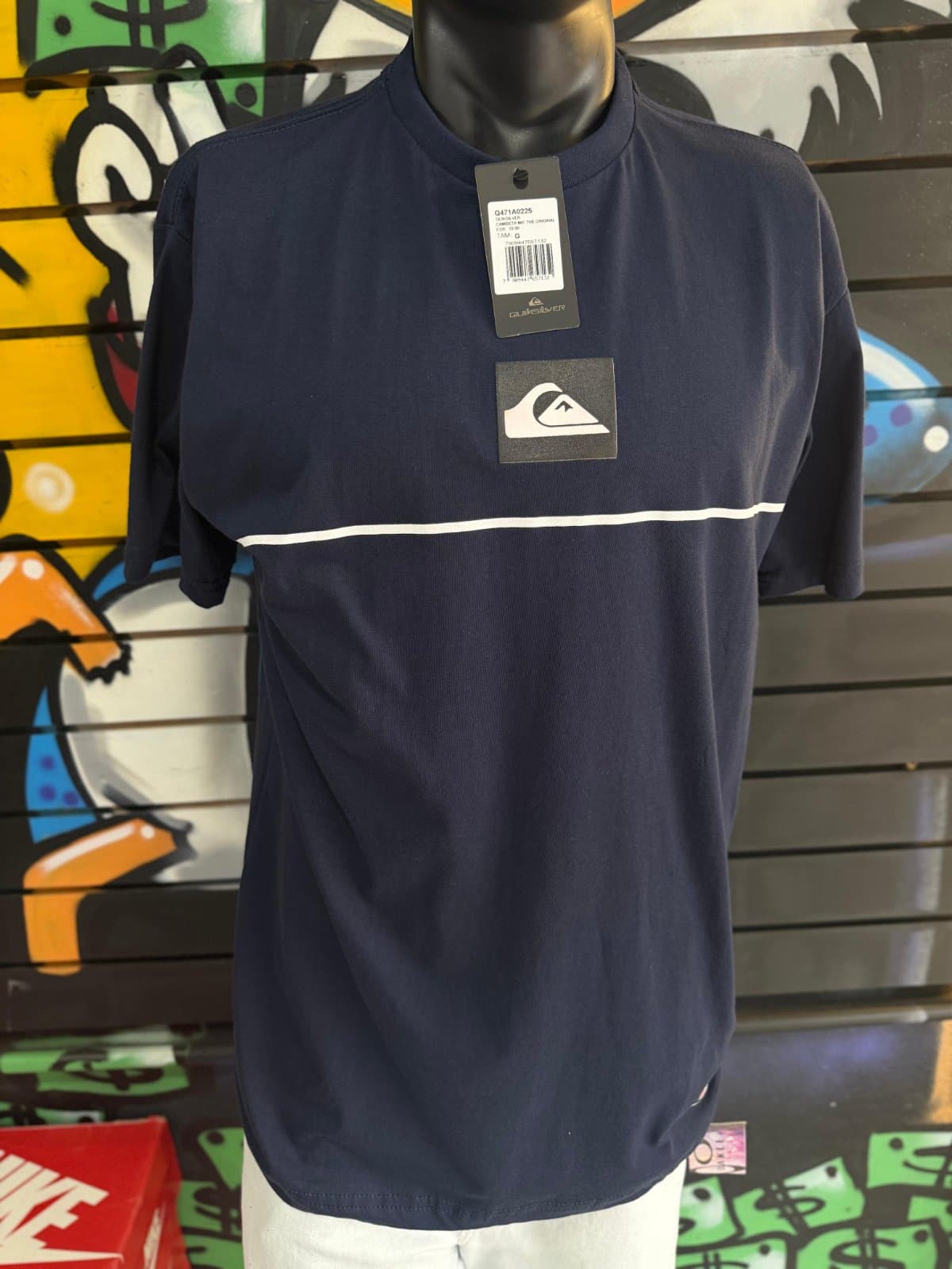 Camisa Azul Escuro com Faixa Branca Horizontal e Logotipo no Peito