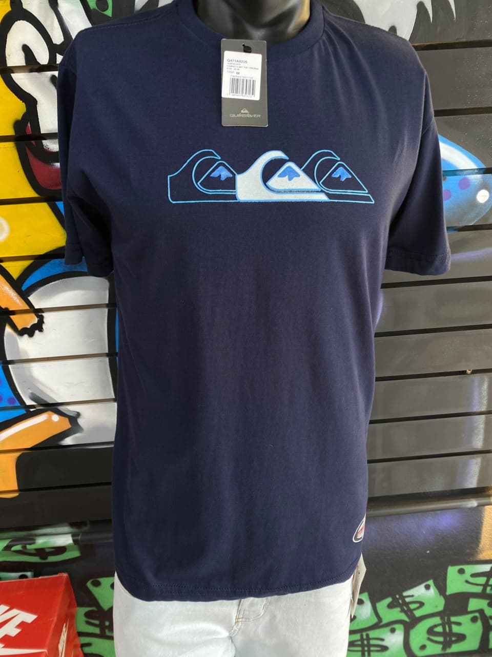 Camisa Azul Marinho com Estampa Três Ondas Azul Claro