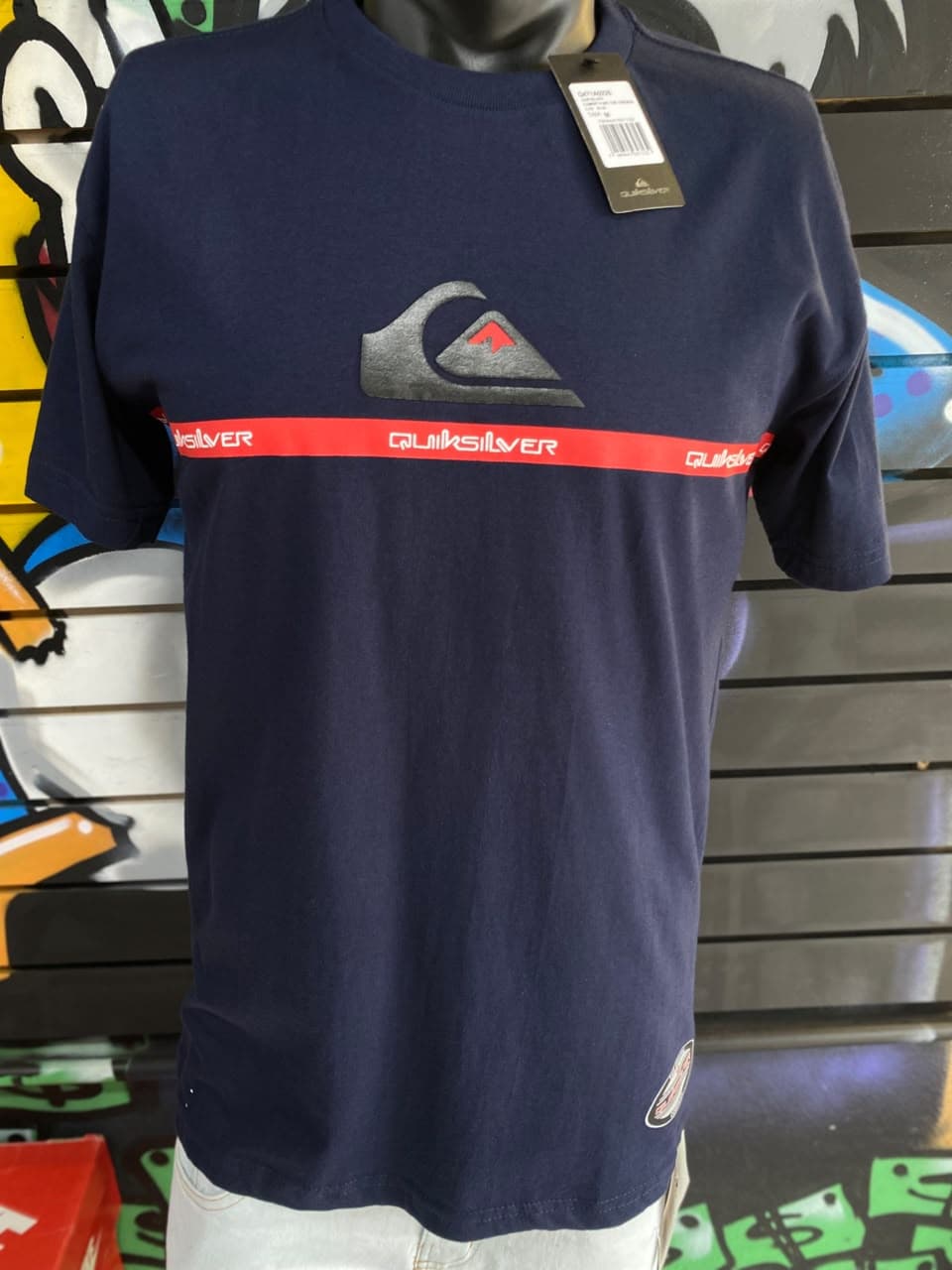 Camisa Azul Marinho com Faixa Vermelha e Logo Preto e Vermelho