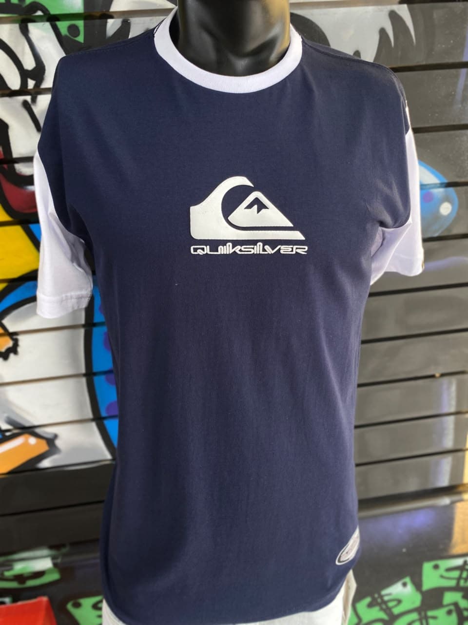 Camisa Azul Marinho com Mangas Brancas e Logotipo Branco Quiksilver