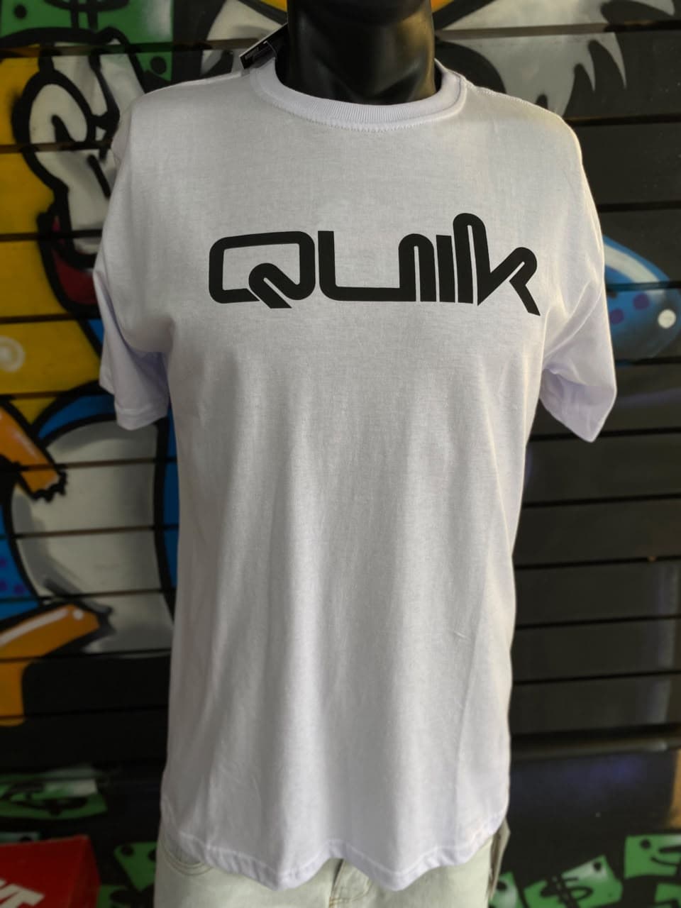 Camisa Branca com Estampa Preta Estilizada Quik
