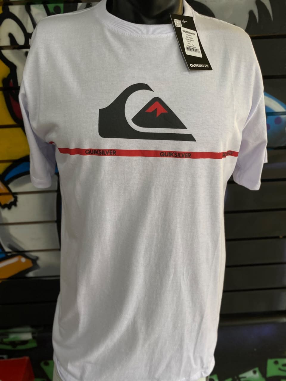 Camisa Branca com Faixa Vermelha e Logo Preto e Vermelho