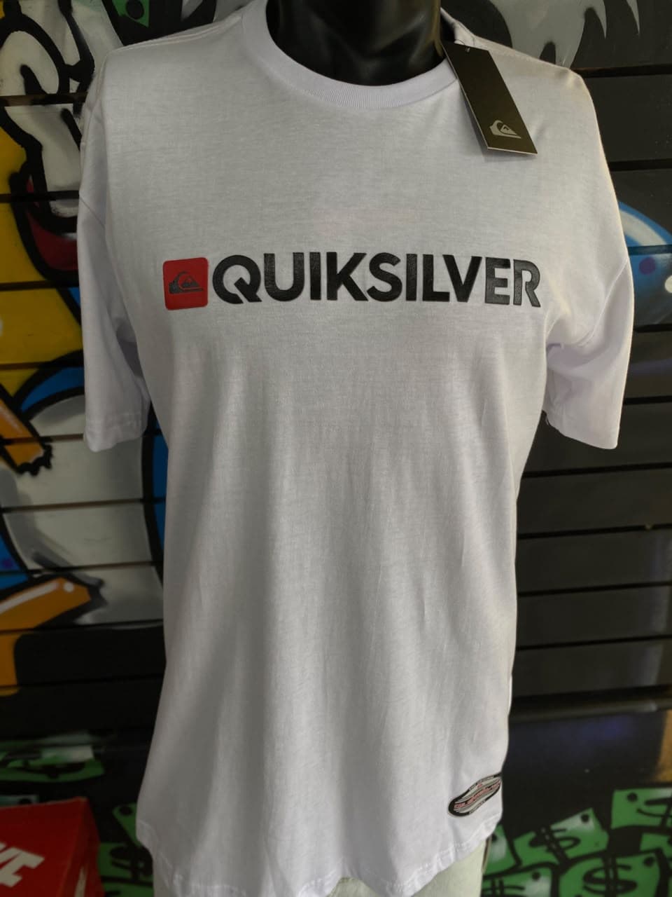 Camisa Branca com Logo Retangular Vermelho e Escrita Preta Quiksilver