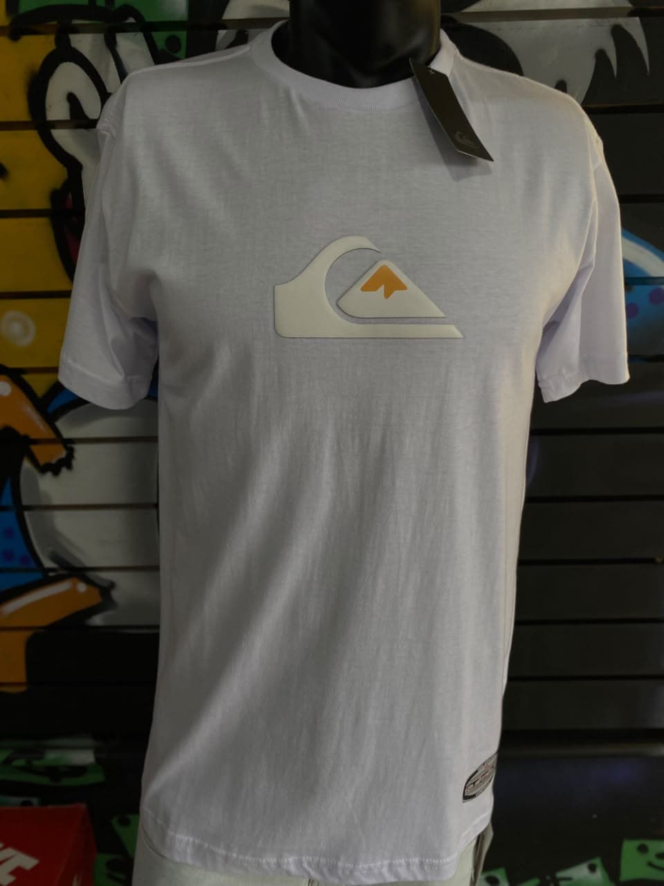Camisa Branca com Logotipo Branco e Amarelo em Relevo