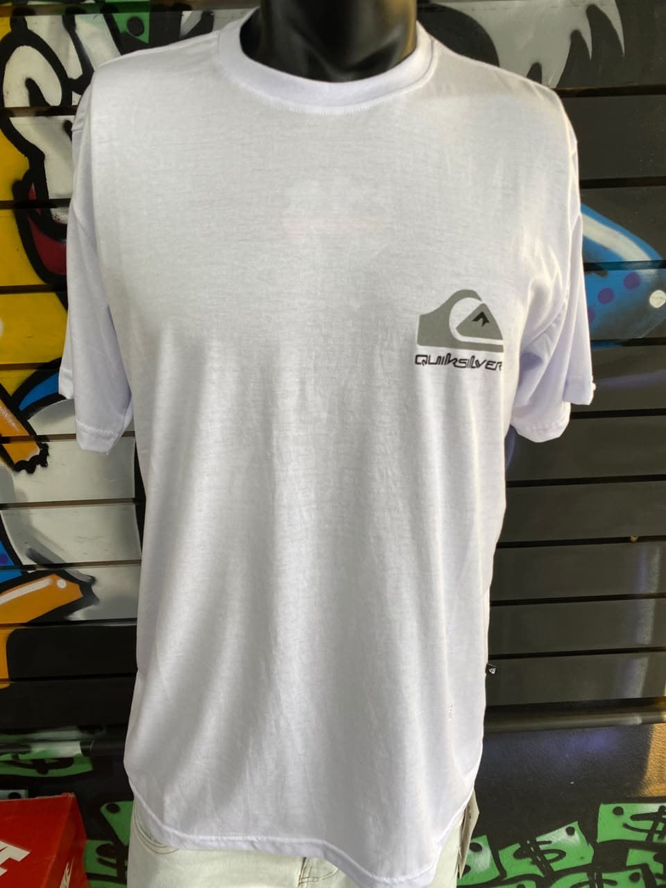 Camisa Branca com Logotipo Cinza Pequeno no Peito