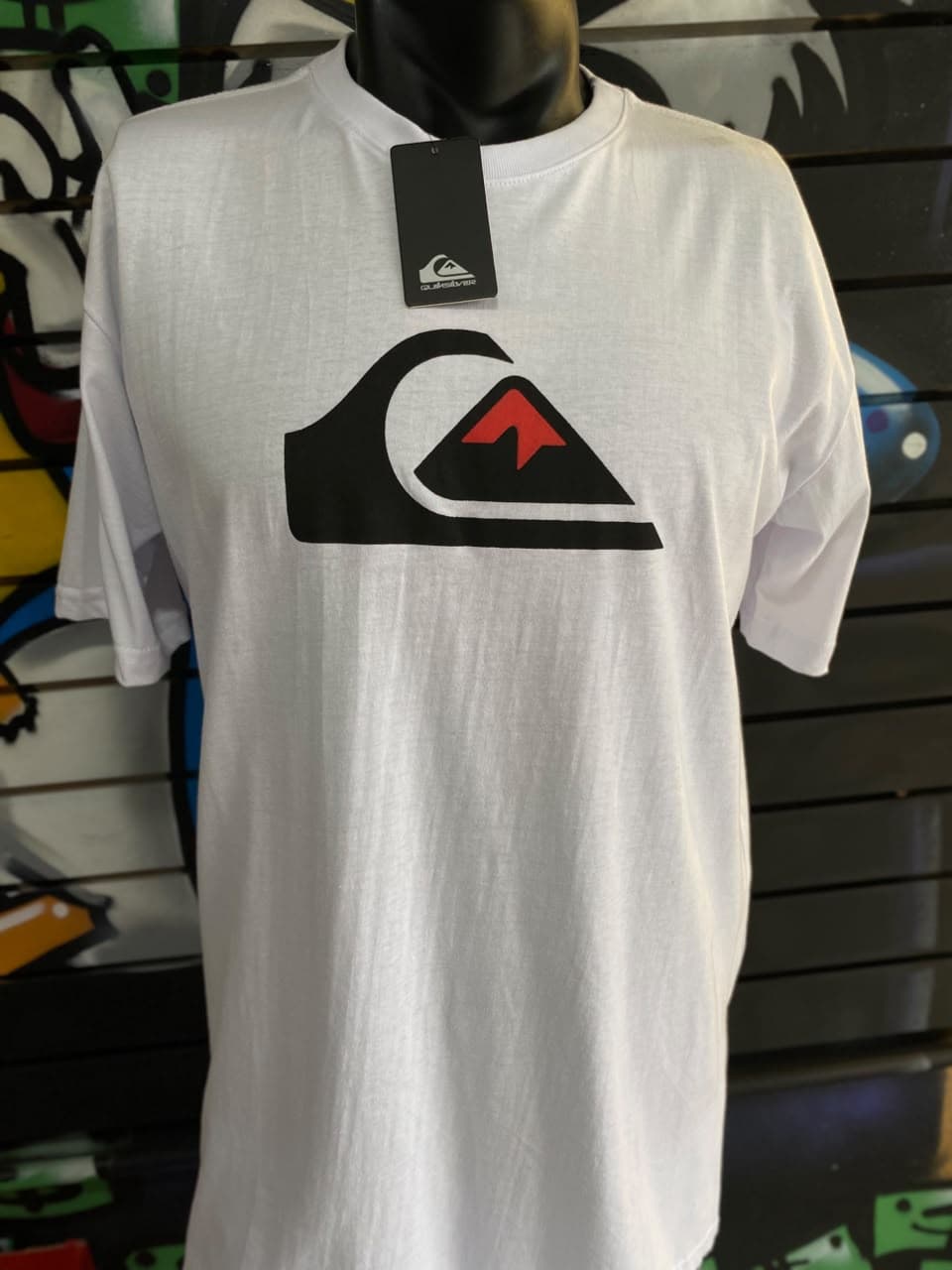Camisa Branca com Logotipo Preto e Vermelho