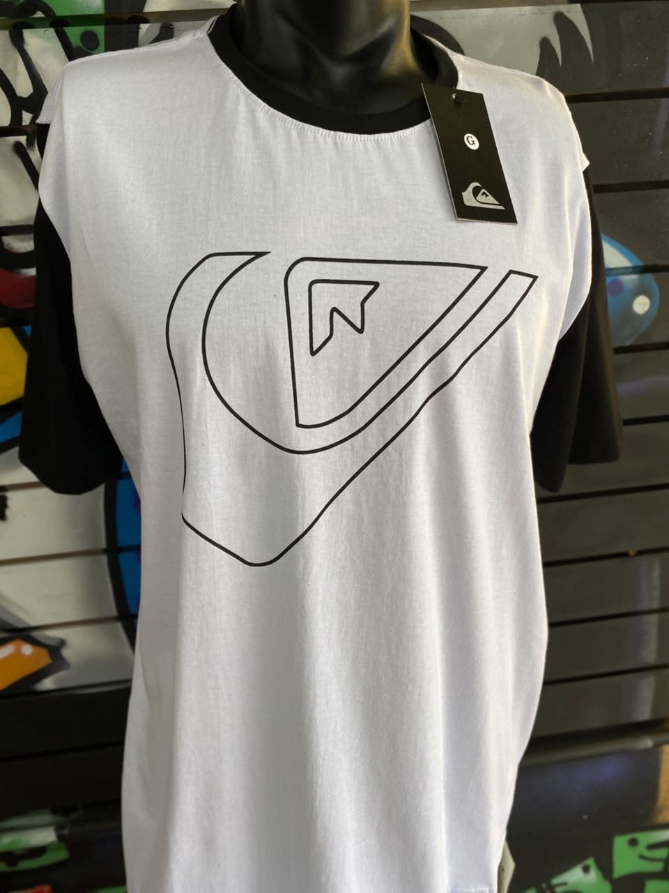 Camisa Branca com Mangas Pretas e Estampa de Contorno Grande Quiksilver