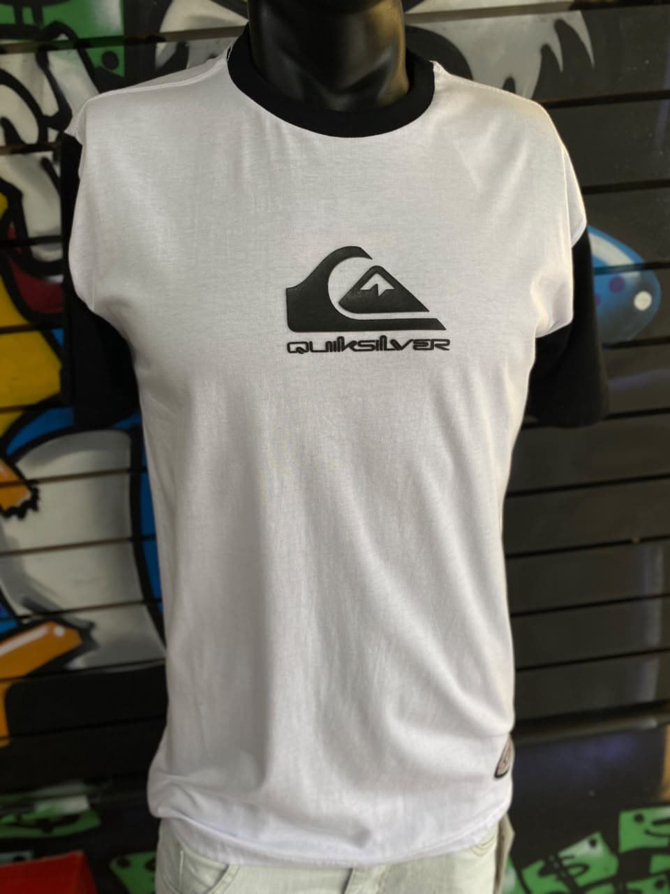 Camisa Branca com Mangas Pretas e Logotipo Preto Quiksilver